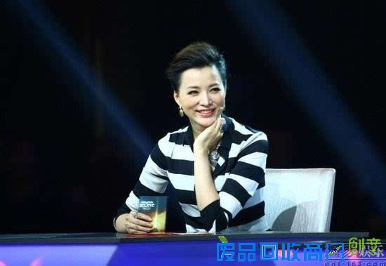 宾馆清洁工竟成央视最有名女主持，敢斥责大明星擅为小明星解围