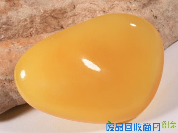 买块蜜蜡原石，自己动手制作蜜蜡饰品吧