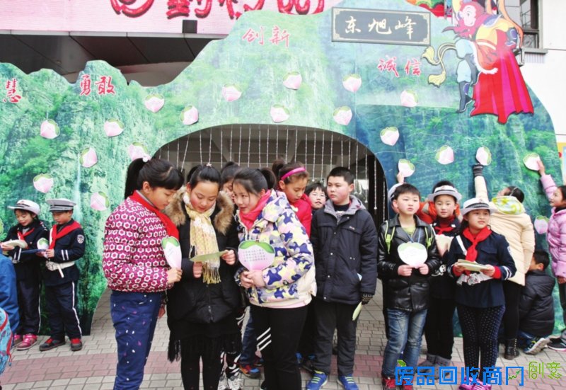 　　东中市实验小学的校园内的“东旭峰”挂满了“智慧桃”，每个同学在入口处都能拿到一个。□记者　华雪根　摄