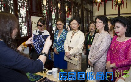 彭丽媛和外国贵宾同非物质文化遗产传承人交流