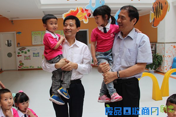 市长徐启方来高新区幼儿园看望儿童