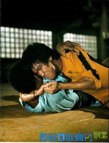 揭明星离奇死亡 李小龙死在丁珮床上因吃春药？