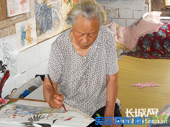 河北91岁老人绘画剪纸刺绣2万多幅