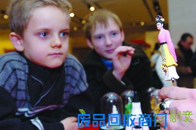 各国大使在民间艺术展上当模特让人捏泥塑(图)