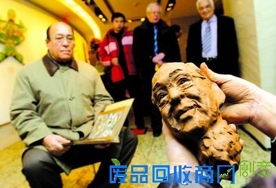 各国大使在民间艺术展上当模特让人捏泥塑(图)