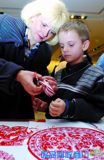 各国大使在民间艺术展上当模特让人捏泥塑(图)