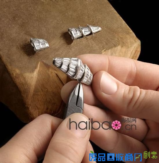 流转腕间的灵蛇幻影如何诞生？宝格丽 (Bvlgari) Serpenti系列珠宝新品+手工制作过程，妩媚姿态与几何线条的交汇相融