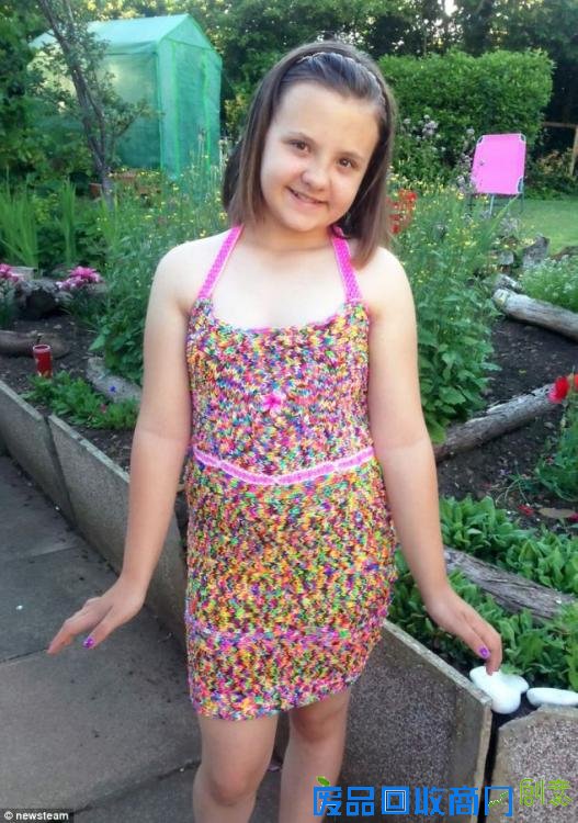 英国11岁小女孩爱好编织 90英镑打造塑料绳裙子