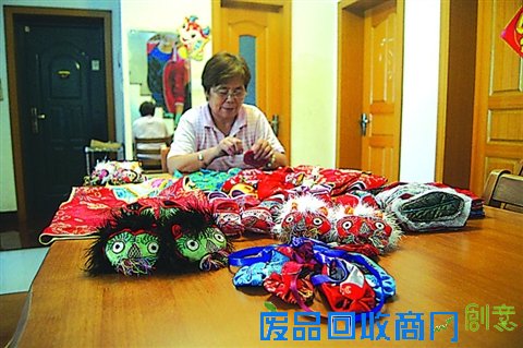 巧手阿姨的女红活很溜 最大愿望是凑齐宝宝“三大件”