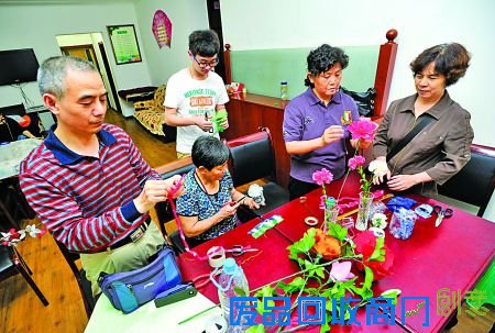 昨日，覃家岗街道，社区居民用废旧物品制作手工艺品。记者