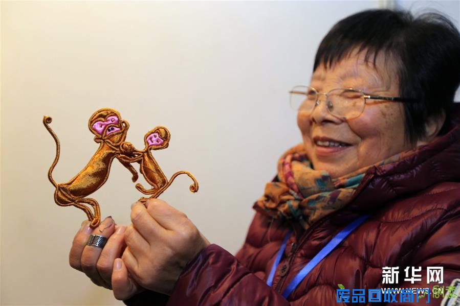 （1）1月25日，天津“泥人王”第三代传承人王树在制作彩塑作品《金猴迎春》。