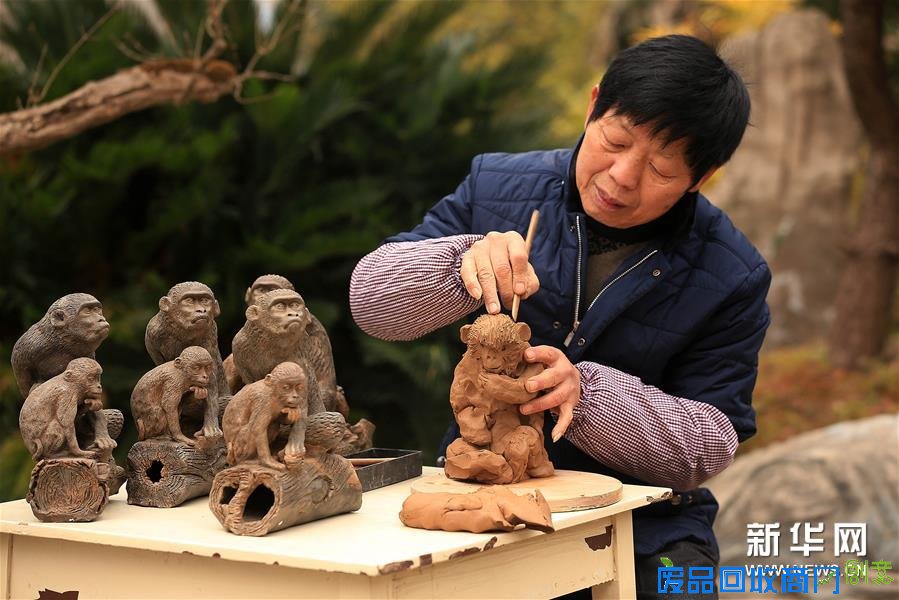 （1）1月25日，天津“泥人王”第三代传承人王树在制作彩塑作品《金猴迎春》。
