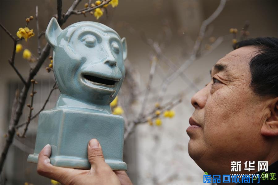 （1）1月25日，天津“泥人王”第三代传承人王树在制作彩塑作品《金猴迎春》。