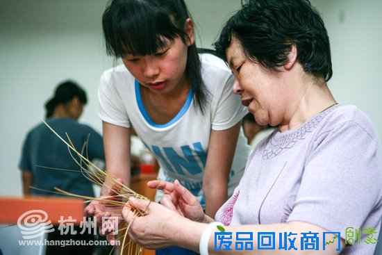 西溪小花篮编织技艺进校园 传承人姚水琴带你走进她与小花篮的故事