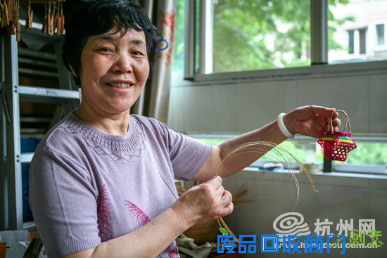 西溪小花篮编织技艺进校园 传承人姚水琴带你走进她与小花篮的故事