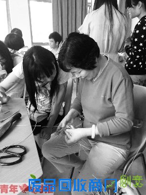 老东岳社区的姚老师将西溪小花篮带进校园