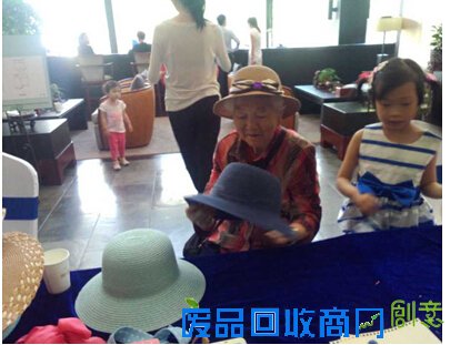 旭辉御锦 夏威夷风情草帽DIY活动 欢乐上演别开生面