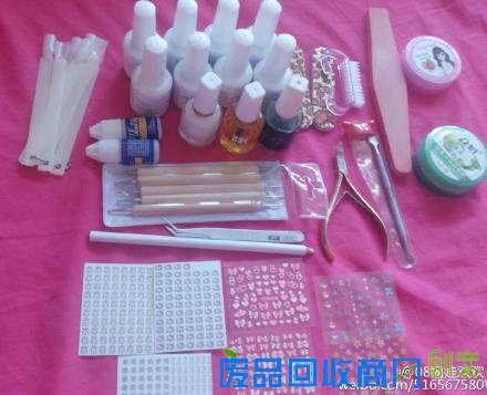 跟娃娃一起DIY时尚美甲！