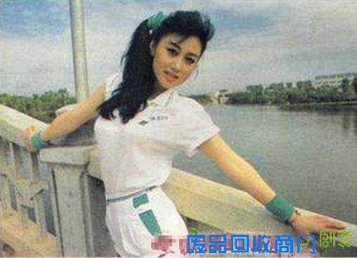 她遭周润发当众羞辱，因貌美曾传潜规则，落泪隐退嫁穷小子成赢家