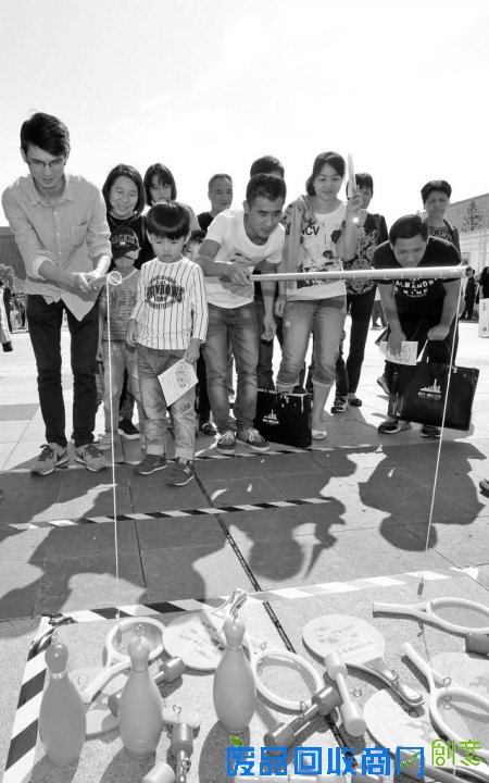 昨日，宁波市第三届市民健身节在宁波文化广场万人中心广场举行。