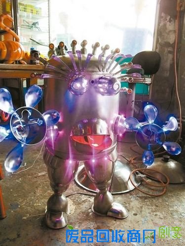台艺术家发挥创意用破铜烂铁造出可爱机器人（图）