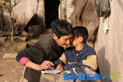 留守儿童与母分离：不舍嚎哭大喊不能这样对我 伤心一幕令人动容