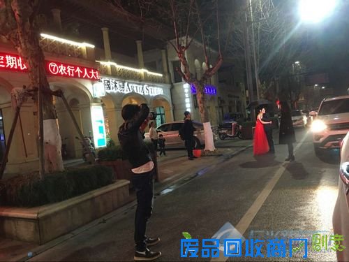 新人马路上拍摄婚纱照 如此美丽伤不起（图）