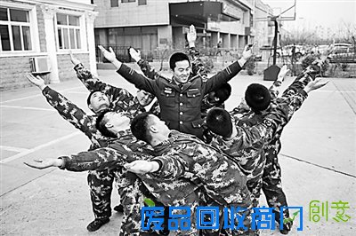 沧州支队组织趣味游戏为新战士缓解心理压力