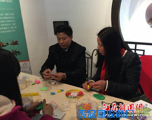 非遗传承人穆绪建在无锡传授“菏泽面塑”