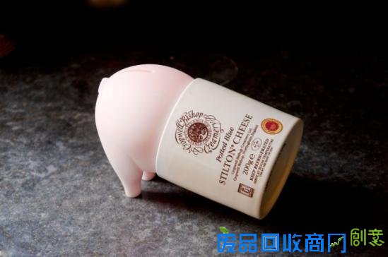 设计师Luka Or为英国品牌Suck Uk带来了贪吃猪（Greedy Pig）存钱罐的设计。让人意外的是，设计师创建的这只贪婪的小猪没有前半身 、只有后半身，使用时只有将它套在日常的空容器中，才能真正组成一个存钱罐。而之所以只剩一半身躯，自然不是设计师在偷懒 ，而是一方面留给我们更多的想像空间，另一方面也允许我们自由选择容器造型和花色，从而带来更多样更可爱的视觉效果。