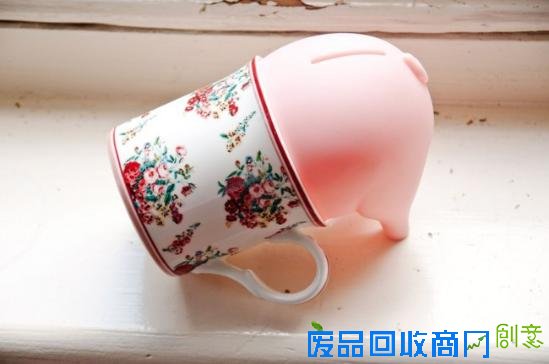 设计师Luka Or为英国品牌Suck Uk带来了贪吃猪（Greedy Pig）存钱罐的设计。让人意外的是，设计师创建的这只贪婪的小猪没有前半身 、只有后半身，使用时只有将它套在日常的空容器中，才能真正组成一个存钱罐。而之所以只剩一半身躯，自然不是设计师在偷懒 ，而是一方面留给我们更多的想像空间，另一方面也允许我们自由选择容器造型和花色，从而带来更多样更可爱的视觉效果。