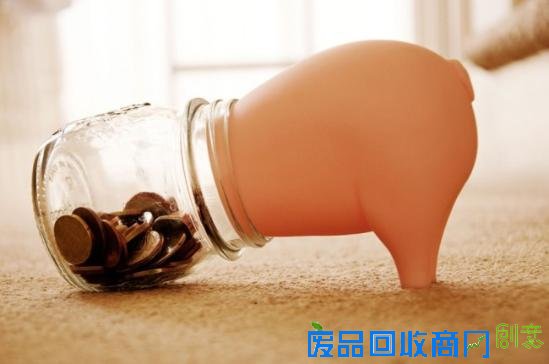 设计师Luka Or为英国品牌Suck Uk带来了贪吃猪（Greedy Pig）存钱罐的设计。让人意外的是，设计师创建的这只贪婪的小猪没有前半身 、只有后半身，使用时只有将它套在日常的空容器中，才能真正组成一个存钱罐。而之所以只剩一半身躯，自然不是设计师在偷懒 ，而是一方面留给我们更多的想像空间，另一方面也允许我们自由选择容器造型和花色，从而带来更多样更可爱的视觉效果。