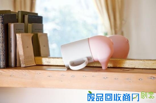 设计师Luka Or为英国品牌Suck Uk带来了贪吃猪（Greedy Pig）存钱罐的设计。让人意外的是，设计师创建的这只贪婪的小猪没有前半身 、只有后半身，使用时只有将它套在日常的空容器中，才能真正组成一个存钱罐。而之所以只剩一半身躯，自然不是设计师在偷懒 ，而是一方面留给我们更多的想像空间，另一方面也允许我们自由选择容器造型和花色，从而带来更多样更可爱的视觉效果。