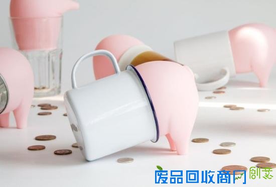 设计师Luka Or为英国品牌Suck Uk带来了贪吃猪（Greedy Pig）存钱罐的设计。让人意外的是，设计师创建的这只贪婪的小猪没有前半身 、只有后半身，使用时只有将它套在日常的空容器中，才能真正组成一个存钱罐。而之所以只剩一半身躯，自然不是设计师在偷懒 ，而是一方面留给我们更多的想像空间，另一方面也允许我们自由选择容器造型和花色，从而带来更多样更可爱的视觉效果。