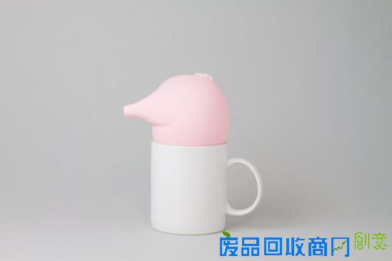 设计师Luka Or为英国品牌Suck Uk带来了贪吃猪（Greedy Pig）存钱罐的设计。让人意外的是，设计师创建的这只贪婪的小猪没有前半身 、只有后半身，使用时只有将它套在日常的空容器中，才能真正组成一个存钱罐。而之所以只剩一半身躯，自然不是设计师在偷懒 ，而是一方面留给我们更多的想像空间，另一方面也允许我们自由选择容器造型和花色，从而带来更多样更可爱的视觉效果。