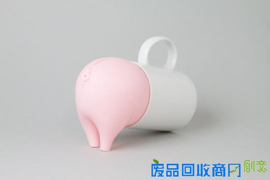 设计师Luka Or为英国品牌Suck Uk带来了贪吃猪（Greedy Pig）存钱罐的设计。让人意外的是，设计师创建的这只贪婪的小猪没有前半身 、只有后半身，使用时只有将它套在日常的空容器中，才能真正组成一个存钱罐。而之所以只剩一半身躯，自然不是设计师在偷懒 ，而是一方面留给我们更多的想像空间，另一方面也允许我们自由选择容器造型和花色，从而带来更多样更可爱的视觉效果。