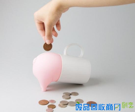 设计师Luka Or为英国品牌Suck Uk带来了贪吃猪（Greedy Pig）存钱罐的设计。让人意外的是，设计师创建的这只贪婪的小猪没有前半身 、只有后半身，使用时只有将它套在日常的空容器中，才能真正组成一个存钱罐。而之所以只剩一半身躯，自然不是设计师在偷懒 ，而是一方面留给我们更多的想像空间，另一方面也允许我们自由选择容器造型和花色，从而带来更多样更可爱的视觉效果。