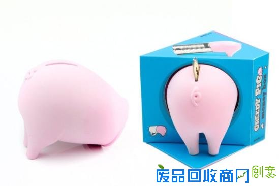 设计师Luka Or为英国品牌Suck Uk带来了贪吃猪（Greedy Pig）存钱罐的设计。让人意外的是，设计师创建的这只贪婪的小猪没有前半身 、只有后半身，使用时只有将它套在日常的空容器中，才能真正组成一个存钱罐。而之所以只剩一半身躯，自然不是设计师在偷懒 ，而是一方面留给我们更多的想像空间，另一方面也允许我们自由选择容器造型和花色，从而带来更多样更可爱的视觉效果。