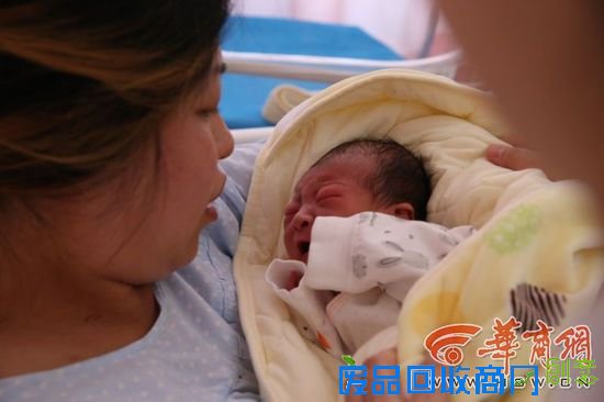 2月29日凌晨零时30分，31岁的许茜在西北妇女儿童医院产下一名女婴，这个可爱的宝宝很可能就是西安2016年2月29日出生的人中最大的一位，如果按阳历生日，她以后每四年才能过一次生日。