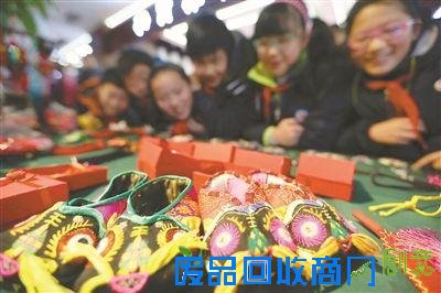 民俗艺人南京献艺 展示剪纸泥塑等技艺/图