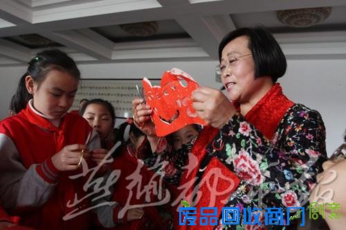 ＂剪纸＂非遗进校园 艺术大家周淑英现场教学(图)