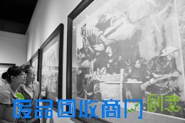 6月19日，中国广灵剪纸艺术博物馆，游客正在观赏《地道战》系列抗战剪纸作品。今年是中国人民抗日战争暨世界反法西斯战争胜利70周年，该馆陈展的系列广灵剪纸作品《抗战岁月》采用现代多层剪纸技法，以巧妙的纹理图案再次回放了抗战历史时刻，让人回望那段烽火岁月。