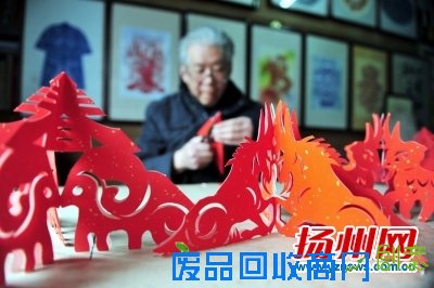 熊崇荣在剪纸。刘江瑞摄