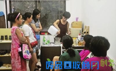 果妈正在给学员们讲授如何制作手工皂