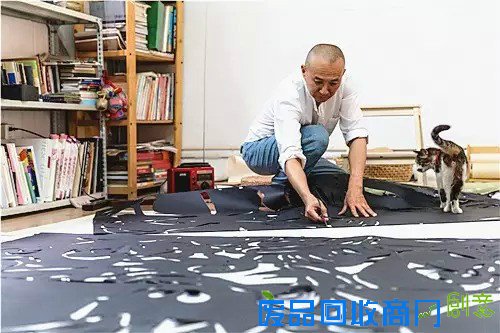 乔晓光进行剪纸创作