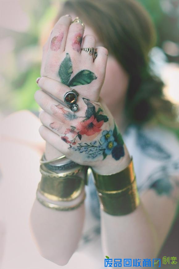 在一个纹身已经不算新潮的时代，也并不是所有的姑娘都用于让一个纹身跟随自己一生，于是各种纹身贴纸开始畅销，从最开始的彩色的到最近的金属色的，再然后有一个外国的姑娘玩起了干花纹身，不同于我们常见的纹身，这种干花纹身只能维持几个小时，而且相比之下几乎没有重金属伤害，唯一不太容易把控的就是你的品位能不能让你有一个时尚又美观的纹身。