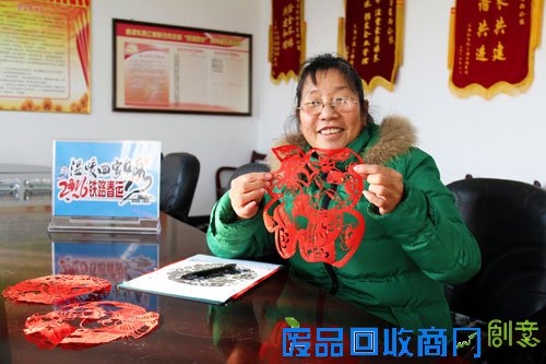 送剪纸窗花 添浓浓年味