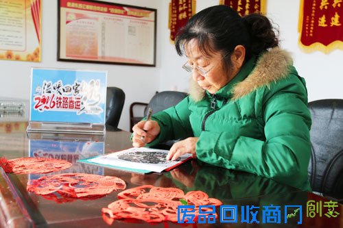 送剪纸窗花 添浓浓年味