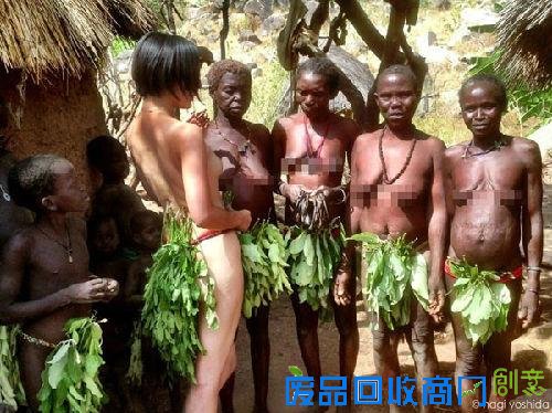 日本女摄影师走访非洲部落 入乡随俗裸体拍照(图)