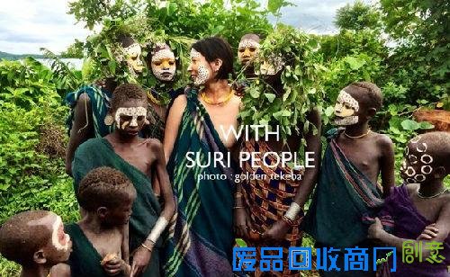 日本女摄影师走访非洲部落 入乡随俗裸体拍照(图)